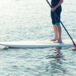 Mand på paddleboard