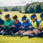 En gruppe mennesker iført sportstøj lytter til en række sports podcasts på deres telefoner mens de slapper af på en græsplæne